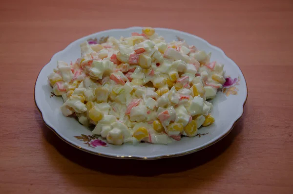 Gemüsesalat Mit Mayonnaise Auf Dem Teller — Stockfoto