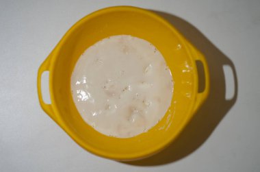 Sarı bir kasede hamur pişirmek.