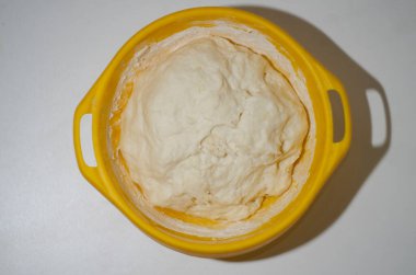 Sarı bir kasede hamur pişirmek.