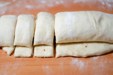 Mutfak masasında rulo para.
