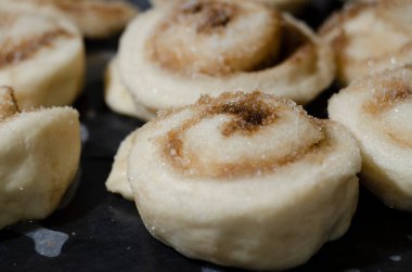 Tarçınlı rulo ekmek.