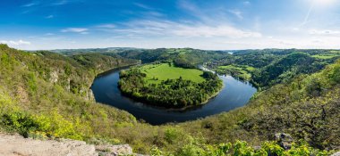 Güzel manzara nehir at nalı üzerinde. Manzara panoramik fotoğraf