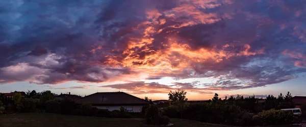 五颜六色的日落天空 黑暗的双光时间里有云 全景云景摄影 — 图库照片