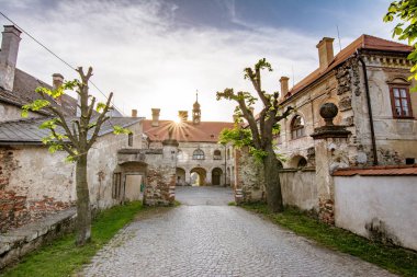 Tarihi bir bina kompleksine giden driveway