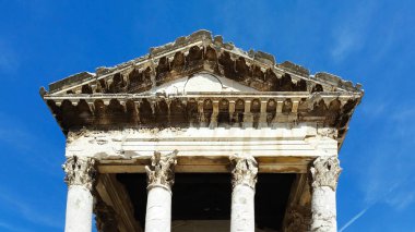 Roman ve Augustus Tapınağı, Pula, Hırvatistan