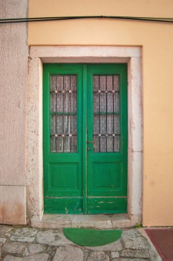 Yeşil kapı ve sarı duvar