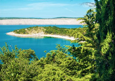 Jadranovo yakınlarındaki Havisce sahilinin manzarası. Adiyatik denizi.