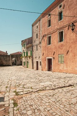 Akdeniz Caddesi güneşli bir gün