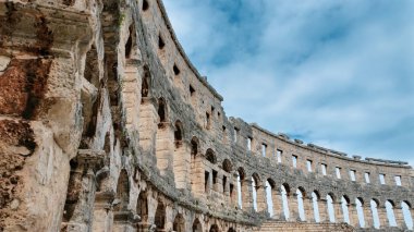 Pula Arena, Hırvatistan 'ın Pula kentinde yer alan bir amfitiyatro..