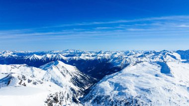 Dağları ve mavi gökyüzü olan kış manzarası. Molltaler Gletscher. Avusturya