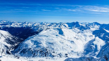 Dağları ve mavi gökyüzü olan kış manzarası. Molltaler Gletscher. Avusturya