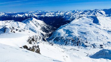 Dağları ve mavi gökyüzü olan kış manzarası. Molltaler Gletscher. Avusturya