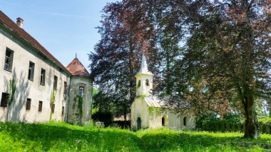 Parktaki eski kilise. Frankopan Kalesi. Severin na Kupi. Hırvatistan
