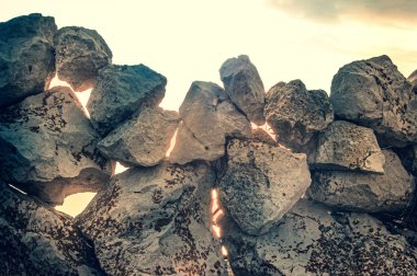 taş duvarın fotoğrafı, bulutlar ve güneş