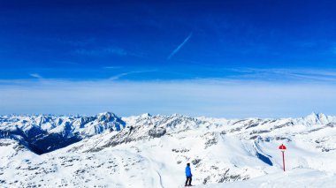 Dağları ve mavi gökyüzü olan kış manzarası. Molltaler Gletscher. Avusturya
