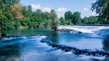 Ormandaki şelale. Duga Resa yakınlarındaki Mreznica nehri. Hırvatistan.