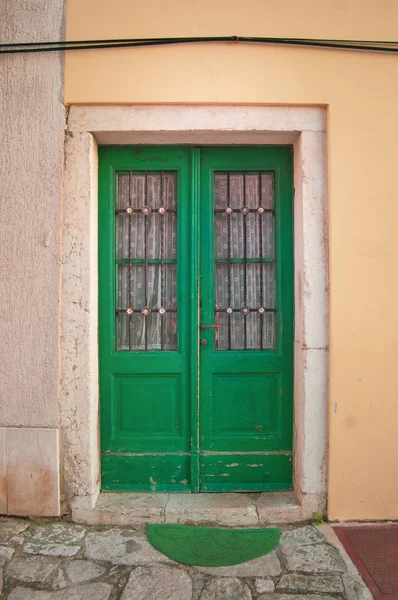 Puerta Verde Pared Amarilla —  Fotos de Stock