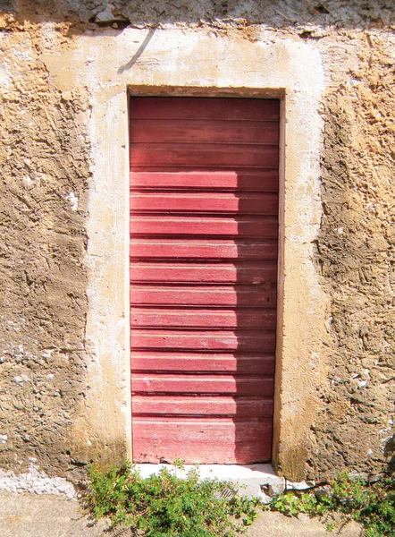 石垣の古い赤い扉 — ストック写真