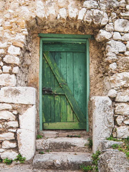 古い緑の扉は — ストック写真