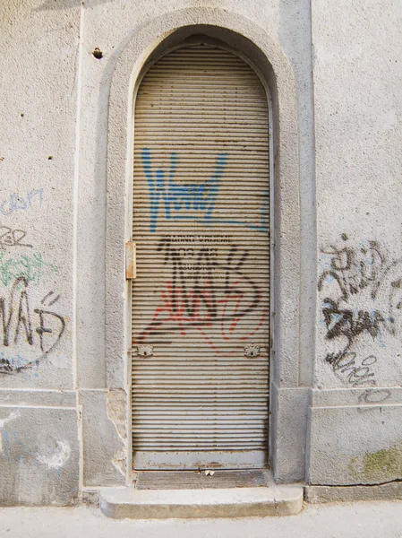 Puerta Metálica Cerrada Con Graffiti —  Fotos de Stock