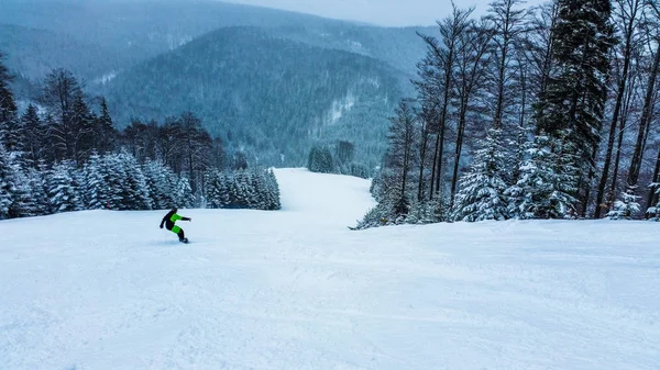 Dağlarda Snowboardcu Kış Kayak Pisti Spor Aktiviteleri — Stok fotoğraf