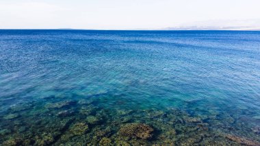 deniz ve mavi gökyüzü