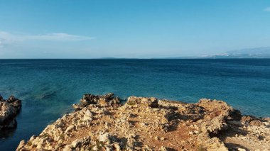Akdeniz kıyısında bir yer. Mavi gökyüzü ve kayalar. Vir, Hırvatistan