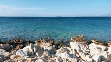 Akdeniz kıyısında bir yer. Mavi gökyüzü ve kayalar. Vir, Hırvatistan