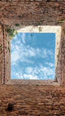 Kulenin derinliklerinden mavi gökyüzünün görüntüsü. Kastelina Kalesi. Vir, Hırvatistan