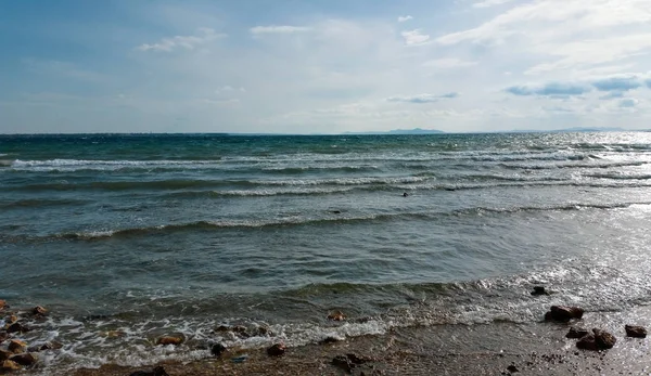 Uitzicht Het Strand Met Blauwe Lucht Wolken Vir Kroatië — Stockfoto