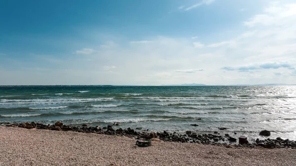 Uitzicht Het Strand Met Blauwe Lucht Wolken Vir Kroatië — Stockfoto