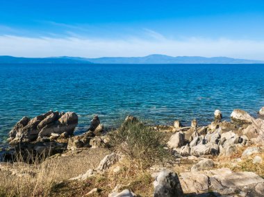 mavi deniz kayaları ve dağlar