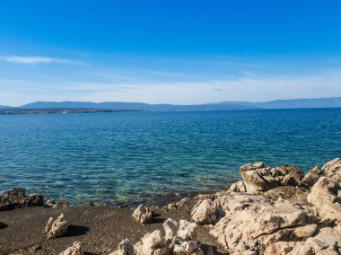 mavi deniz kayaları ve dağlar