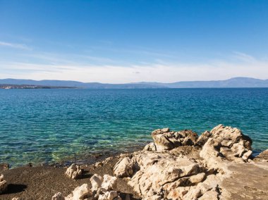 mavi deniz kayaları ve dağlar