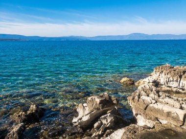 Deniz manzarası ve dağlar