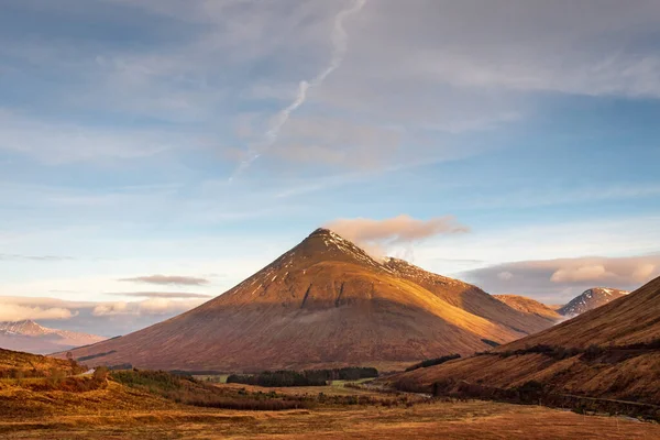 Uma Montanha Forma Pirâmide Planalto Escocês Como Uma Nuvem Suspensão — Fotografia de Stock
