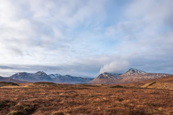 Hnědá Zimní Travnatá Pole Výhledem Pohoří Black Mount Částečně Zamračeného — Stock fotografie