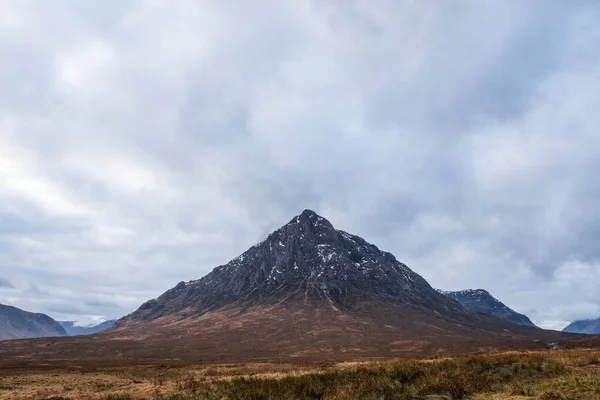 Zimní Hnědá Travnatá Pole Výhledem Buachaille Etive Pan Hora Zamračeného — Stock fotografie