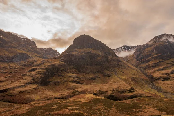 One Three Mountains Called Three Sisters Covered Brown Wintery Vegetation — Stock Photo, Image