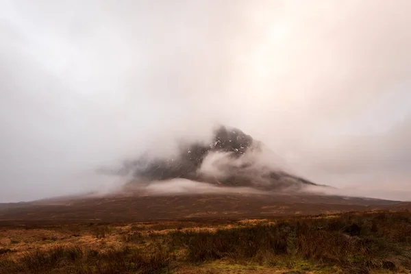Зимние Коричневые Травяные Поля Выходят Горы Буахайль Этив Покрытые Облаками — стоковое фото