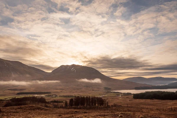 View Wintery Grass Fields Scottish Highlands Sun Sets Mountain Cloudy — Stock Photo, Image