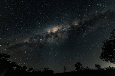 Samanyolu galaksisi Fordsdale, Queensland, Avustralya 'da bir çiftliğin köşesinde belirir..