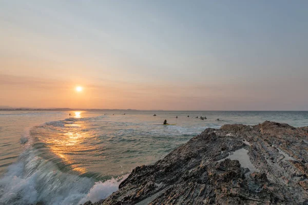 Les Surfeurs Sortent Pour Profiter Des Vagues Coucher Soleil Snapper — Photo