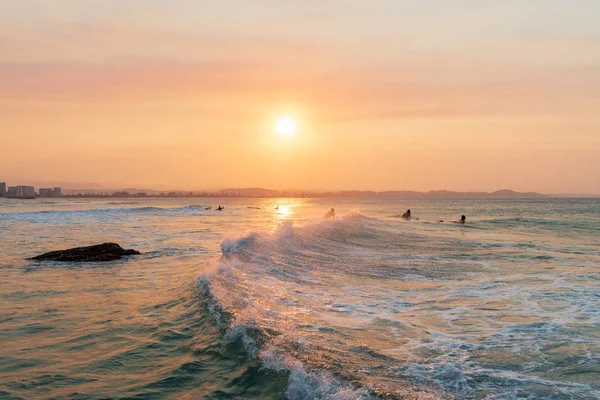 Surfeurs Approchant Une Vague Coucher Soleil Snapper Rocks Queensland Australie — Photo