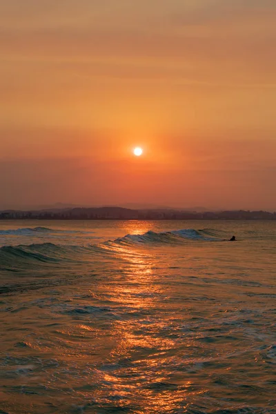 Surfista Sai Para Desfrutar Das Ondas Durante Pôr Sol Snapper — Fotografia de Stock