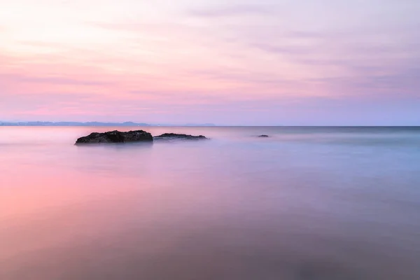 Longue Exposition Des Roches Dans Océan Coucher Soleil Par Une — Photo