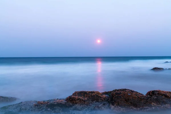 Uma Longa Exposição Lua Sangue Reflete Sobre Costa Rochosa Durante — Fotografia de Stock