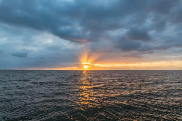 Lever Soleil Reflétant Sur Mer Avec Des Rayons Soleil Brillants — Photo