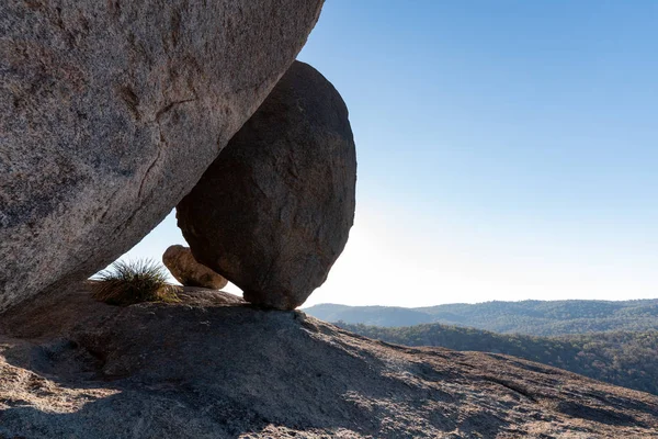 在澳大利亚昆士兰州Girrabetween Np的一个晴朗的日子里 两块巨石在金字塔岩石上完美地保持平衡 — 图库照片