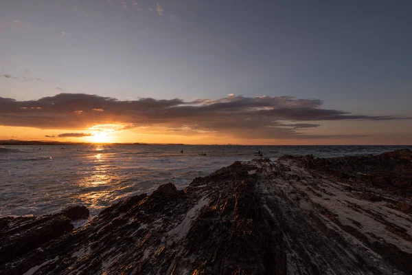 澳大利亚昆士兰州Snapper岩礁市 冲浪者们在日落时分出去欣赏海浪 — 图库照片